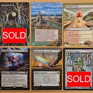 Puede incluir: Seis cartas coleccionables rectangulares con ilustraciones de fantasía. Fila superior: Skyshroud Forest, Sand Silos, Sunbillow Verge. Fila inferior: Bloodghast, Sword of Body and Mind, Chromatic Lantern. Dos tienen una etiqueta roja SOLD.