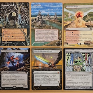 Puede incluir: Seis cartas coleccionables con ilustraciones de fantasía y texto de juego. Las cartas se titulan Skyshroud Forest, Sand Silos, Sunbillow Verge, Bloodghast, Sword of Body and Mind y Chromatic Lantern, cada una mostrando mecánicas de juego únicas.