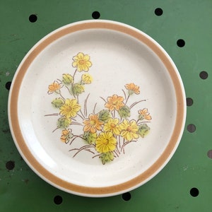 Ecko Eterna Yellow Flower Stoneware Plates