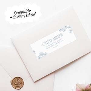 Etiquettes d&#39;adresse pour invités de mariage - modèle canva modifiable - Stickers enveloppe mariage toile personnalisés - enveloppe de mariage fantaisie - floral bleu poussiéreux