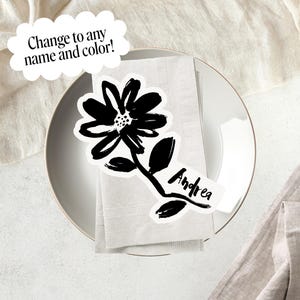 Cartão de lugar com flores em preto e branco – Etiqueta de nome desenhada à mão para impressão – Modelo editável do Canva – Download - Cartões de tenda floral