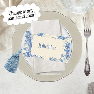 Tarjetas de lugar en tela – Etiquetas de nombre con caligrafía china vintage azul – Plantilla editable de Canva – Descarga de tarjetas planas con flores francesas