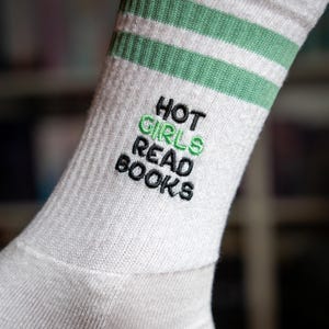 Book Merch I Bestickte Socke Hot Girls Read Books I Geschenk für Weihnachten, Geburtstag, Freunde, Valentinstag I Geschenkidee bild 5