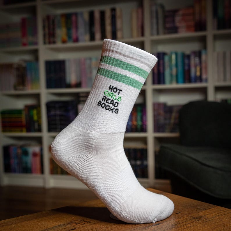Book Merch I Bestickte Socke Hot Girls Read Books I Geschenk für Weihnachten, Geburtstag, Freunde, Valentinstag I Geschenkidee bild 4