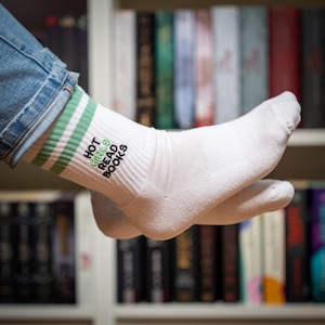 Book Merch I Bestickte Socke Hot Girls Read Books I Geschenk für Weihnachten, Geburtstag, Freunde, Valentinstag I Geschenkidee bild 3