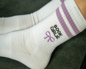 Book Merch I Bestickte Socke Book Girlie I Lustige Socken I Geschenk für Weihnachten, Geburtstag, Freunde I Geschenkidee
