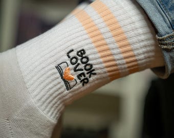 Book Merch I Bestickte Socke Book Lover I Lustige Socken I Geschenk für Weihnachten, Geburtstag, Freunde, Valentinstag I Geschenkidee