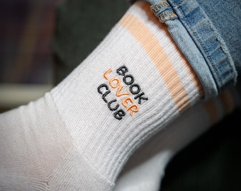Book Merch I Bestickte Socke Book Lover Club I Lustige Socken I Geschenk für Weihnachten, Geburtstag, Freunde, Valentinstag I Geschenkidee