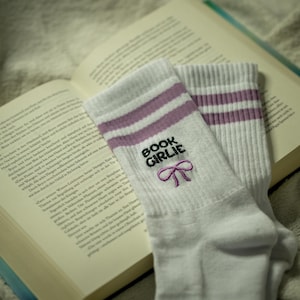 Book Merch I Bestickte Socke Book Girlie I Lustige Socken I Geschenk für Weihnachten, Geburtstag, Freunde I Geschenkidee afbeelding 4