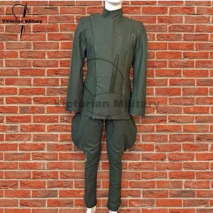 Könnte beinhalten: Eine dunkel olivgrüne Uniform im Militärstil, bestehend aus einer langärmeligen Jacke mit Stehkragen und einer passenden Hose mit ausgestellten, abgerundeten Hüftpartien. Die Jacke verfügt über eine mittige vertikale Naht und lange Ärmel.