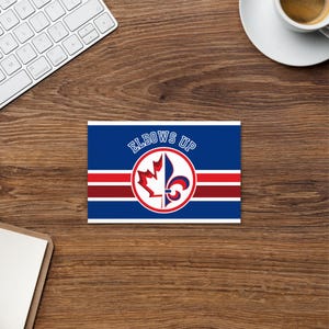 Cartão postal padrão do orgulho canadense com cotovelos para cima