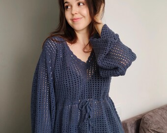 Blusa de crochet azul con mangas anchas y lazo en la cintura, talla S-M