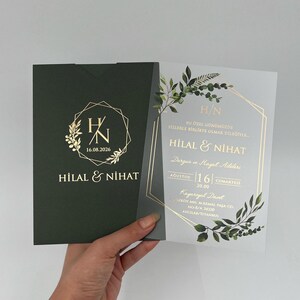 Invitación de boda minimalista, acrílico esmerilado, sobre verde esmeralda, invitación de boda con brillo dorado, sello de lacre personalizable, elegante