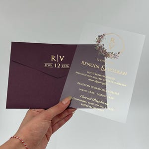 Minimalistische huwelijksuitnodiging, mat acryl, bordeauxrode envelop, goudfoliehuwelijksuitnodiging, gepersonaliseerde lakzegel, bloemenuitnodiging, elegant