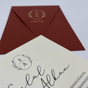 Invitación de boda minimalista, sobre burdeos, invitación de boda con purpurina dorada, sello de lacre personalizado, invitación elegante