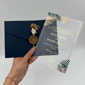 Invitación de boda minimalista, acrílico esmerilado, acrílico mate, azul marino elegante, invitación de boda con brillo dorado, sello de cera personalizable