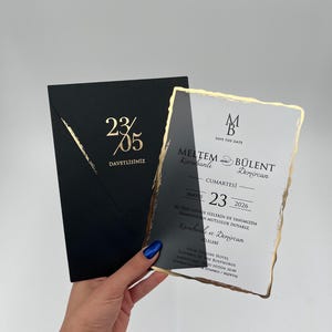 Minimalistische Hochzeitseinladung, gefrostetes Acryl, schwarze Vergoldung, Goldrahmen, schwarzer aufrechter Umschlag, Vergoldung bedruckter Umschlag