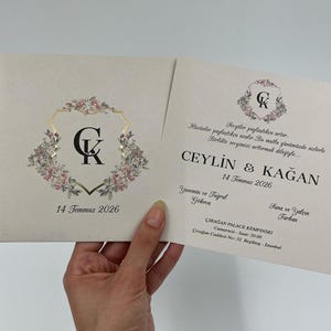 Invitación con diseño floral, sobre beige, invitación dorada, invitación minimalista, invitación elegante, invitación de diseño, personalizada