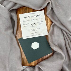 Invitación de boda minimalista, diseño de mármol, elegante color verde, diseño personalizado, sello de cera personalizable