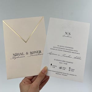 Invitación con diseño floral, sobre beige, invitación dorada, invitación minimalista, invitación elegante, invitación de diseño