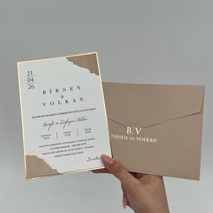 Elegante sobre color marfil, invitación dorada, invitación minimalista, invitación con estilo, invitación de diseño