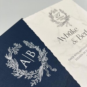 Faire-part de mariage minimaliste, Motif marbré, Faire-part de mariage personnalisé, Cachet de cire personnalisable, Estampage argenté, Enveloppe bleu marine