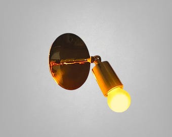 Messing wandkandelaar uit het midden van de eeuw: handgemaakte interieurverlichting.