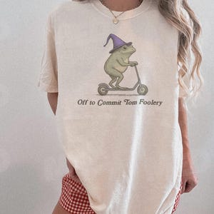 Off to Commit Tom Foolery Comfort Colors Groda T-shirt, rolig Weirdcore Sarkastisk T-shirt