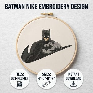 Könnte beinhalten: Ein Stickmuster mit einer schwarz-grauen Batman-Figur, die in ein Nike-Swoosh-Logo integriert ist, in einem hölzernen Stickrahmen. Der Text lautet BATMAN NIKE EMBROIDERY DESIGN, FILES: DST-PES-JEF, SIZES: 4"-5"-6"-7" und INSTANT DOWNLOAD.