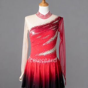 Pode incluir: Vestido de patinação artística vermelho e preto com mangas compridas. O vestido apresenta um decote alto com enfeites de cristal e um design diagonal de cristal no corpete. A saia é um design ombré em camadas. O texto "Iceleotard" é visível.