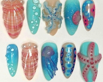 Uñas postizas hechas a mano con diseño de estrellas de mar y conchas marinas