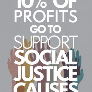 K&ouml;nnte beinhalten: Eine Grafik mit dem Text "10% OF PROFITS GO TO SUPPORT SOCIAL JUSTICE CAUSES" in wei&szlig;en Buchstaben auf grauem Hintergrund. Der Text ist von einer Gruppe bunter, erhobenen H&auml;nde umgeben.