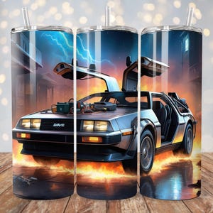 Może przedstawiać: Kubek ze stali nierdzewnej z grafiką srebrnego DeLorean'a, samochodu czasu, jadącego nocą przez ulicę miasta. Samochód ma napis "DAVE" na boku.