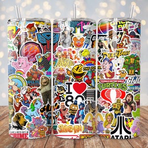 Può includere: Tre bicchieri in acciaio inossidabile con fondo bianco e immagini di cartoni animati colorati degli anni '80. I bicchieri presentano personaggi delle Tartarughe Ninja, She-Ra e altri cartoni animati popolari. I bicchieri hanno tutti una capacità di 20 once.