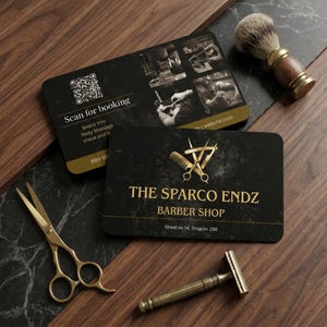 Pode incluir: Dois cartões de visita pretos e dourados para uma barbearia, com um código QR e o texto "Scan for booking". Os cartões estão sobre uma superfície de madeira com ferramentas de barbeiro, incluindo tesouras, um pincel de barbear e uma navalha.