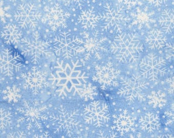 Frosted Wishes von Jerry Khiev von Lumen Fabrics und Island Batik - 1/2 Yard Schneeflocken - Chambray