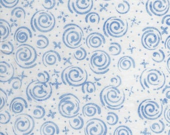 Frosted Wishes von Jerry Khiev von Lumen Fabrics und Island Batik - 1/2 Yard Schneeflocken und Wirbel - Weiß