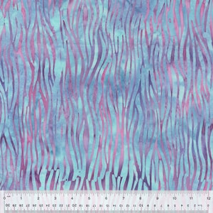 Może przedstawiać: Tkanina w kolorze niebieskim i fioletowym z wzorem w pasy zebry. Tkanina jest w stylu batikowym z efektem tie-dye.
