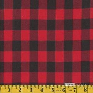 Puede incluir: Tela de cuadros de búfalo rojos y negros. La tela presenta un patrón de cuadros grandes clásico en una atrevida combinación de colores rojo y negro. Una cinta métrica amarilla está en la parte inferior de la imagen.