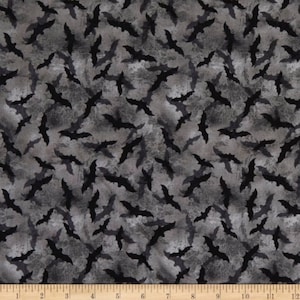 Sale - Frightful Night van Wilmington Prints - 1/2 Yard Black Bats on Grey - Halloween - 1 Yard Max Cut**