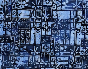 Frosted Wishes von Jerry Khiev von Lumen Fabrics und Island Batik - 1/2 Yard gewickelte Geschenke - Blaue Kornblume