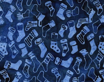 Frosted Wishes von Jerry Khiev von Lumen Fabrics und Island Batik - 1/2 Yard Weihnachtsstrumpf - Blau Marine