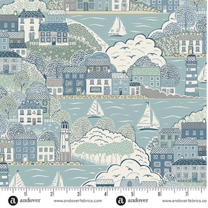 Puede incluir: Tela con un patrón repetido de un pueblo costero. El diseño presenta casas en tonos azules, grises y blancos, con veleros en el agua y faros. La tela tiene un fondo azul claro con árboles y nubes, creando una escena serena.