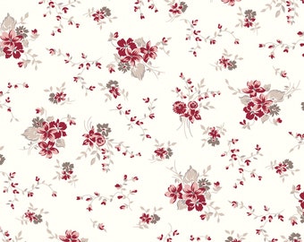 Herzlich von Riley Blake Designs - 1/2 Yard Rankgitter - creme - rote und rosa Blumen mit taupefarbenen Blättern auf cremefarben