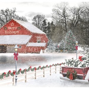Peut inclure: Un camion rouge vintage avec un sapin de Noël à l'arrière, garé devant une grange rouge avec "Joyeuses Fêtes" et "Noël" écrits en lumières. La scène est recouverte de neige et il y a une clôture en bois blanc avec de la verdure et des nœuds rouges.