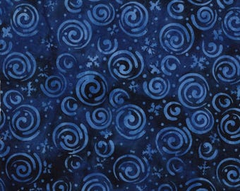 Frosted Wishes von Jerry Khiev von Lumen Fabrics und Island Batik - 1/2 Yard Schneeflocken und Wirbel - Marine Blau