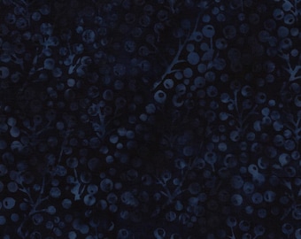 Frosted Wishes von Jerry Khiev von Lumen Fabrics und Island Batik - 1/2 Yard Beeren - Mitternachtsblau