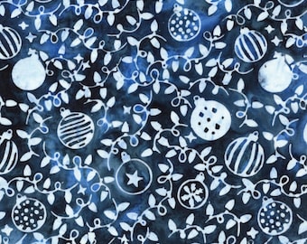 Frosted Wishes von Jerry Khiev von Lumen Fabrics und Island Batik - 1/2 Yard Ornamente und Ranken - Blaue Kornblume