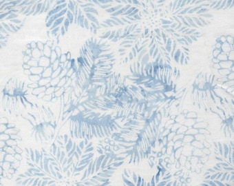 Frosted Wishes von Jerry Khiev von Lumen Fabrics und Island Batik - 1/2 Yard Weihnachtssterne und Tannenzapfen - Weiß