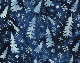 Frosted Wishes von Jerry Khiev von Lumen Fabrics und Island Batik - 1/2 Yard Bäume und Geschenke - Denim Blue